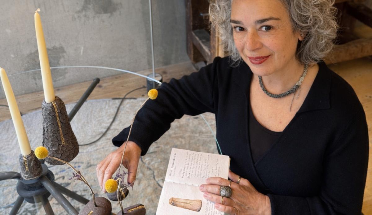 Marta Moore muestra algunas de sus piezas.