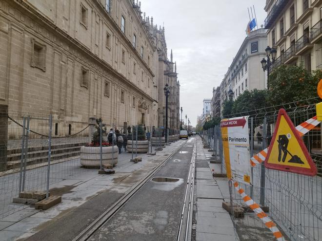 Las obras de mejora del pavimento en la Avenida de la Constitución de Sevilla