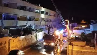 Un incendio obliga a desalojar un edificio de viviendas en Canarias