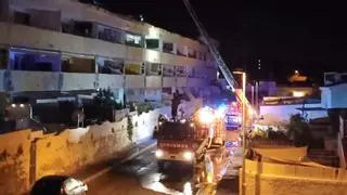 Un incendio obliga a desalojar un edificio de viviendas en el sur de Tenerife