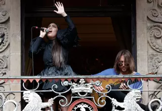 María José Llergo sorprende con su voz desde el balcón del Ayuntamiento de Pamplona