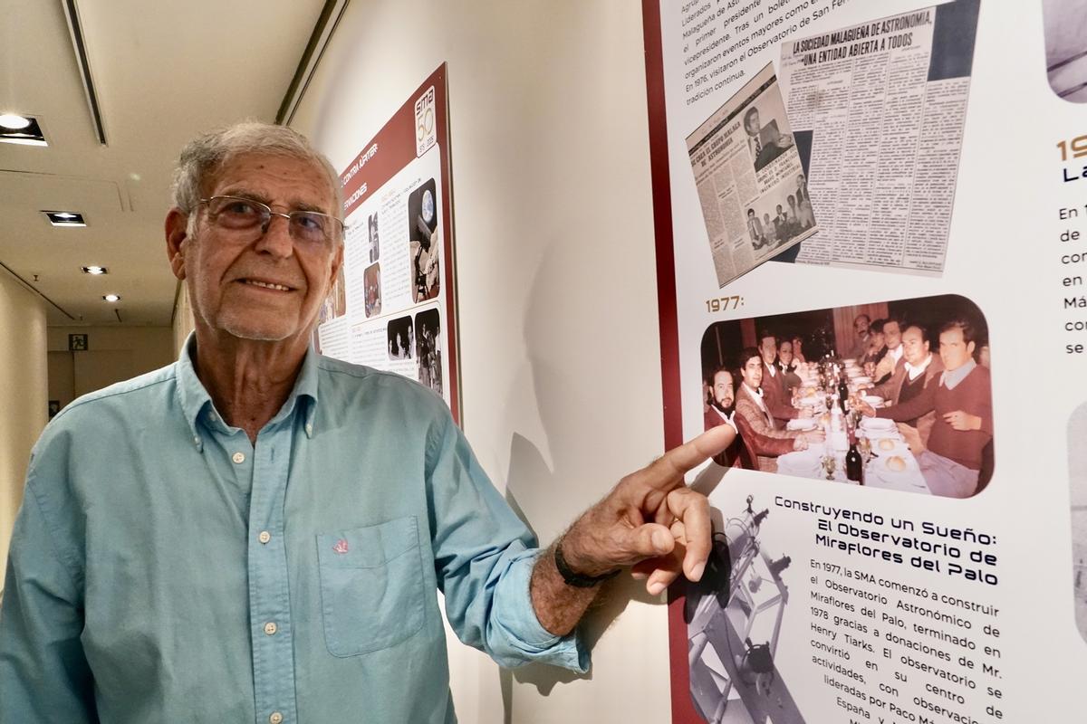 Francisco Bravo muestra una foto de 1977, en la que aparece, en los comienzos de la Sociedad Malagueña de Astronomía.