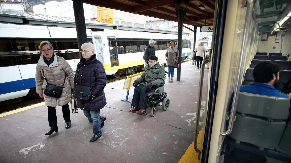 Usuarios del ferrocarril de Cercanias en un trayecto Gijón-Cudillero.