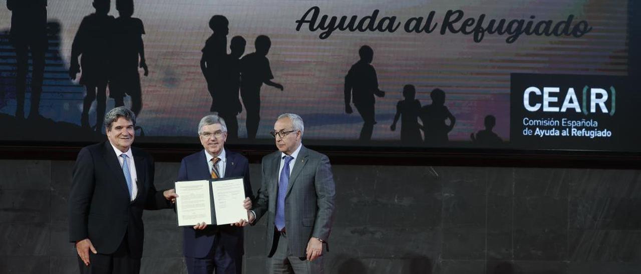 El presidente del COI, Thomas Bach, junto a su homólogo del COE, Alejandro Blanco, y el ministro de Inclusión, Seguridad Social y Migraciones, José Luis Escrivá, esta mañana en Madrid