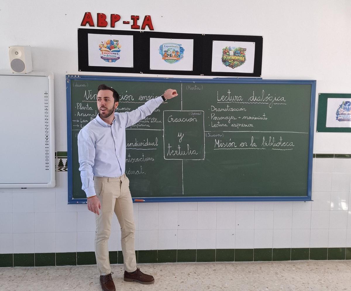 El docente Sergio Ruiz Viruel, en su clase del colegio García Lorca de Málaga.
