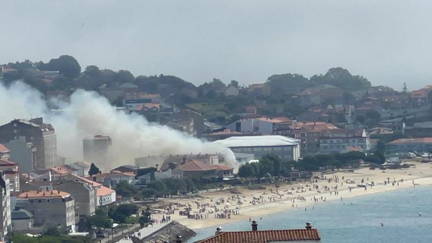 Un incendio en las casetas de la playa de Rodeira desata la alarma en Cangas