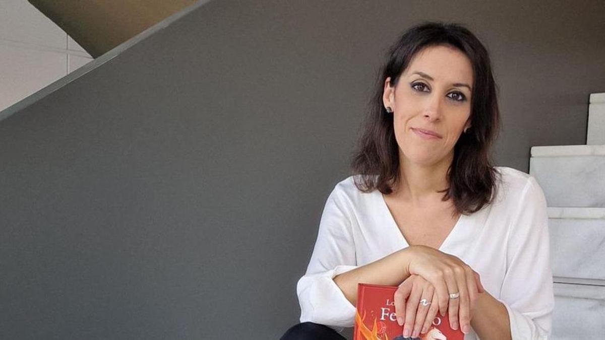 Ana Bernal-Triviño, con un ejemplar de ‘Los hombres de Federico’.