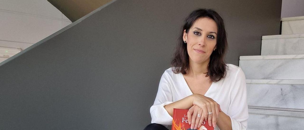 Ana Bernal-Triviño, con un ejemplar de ‘Los hombres de Federico’.