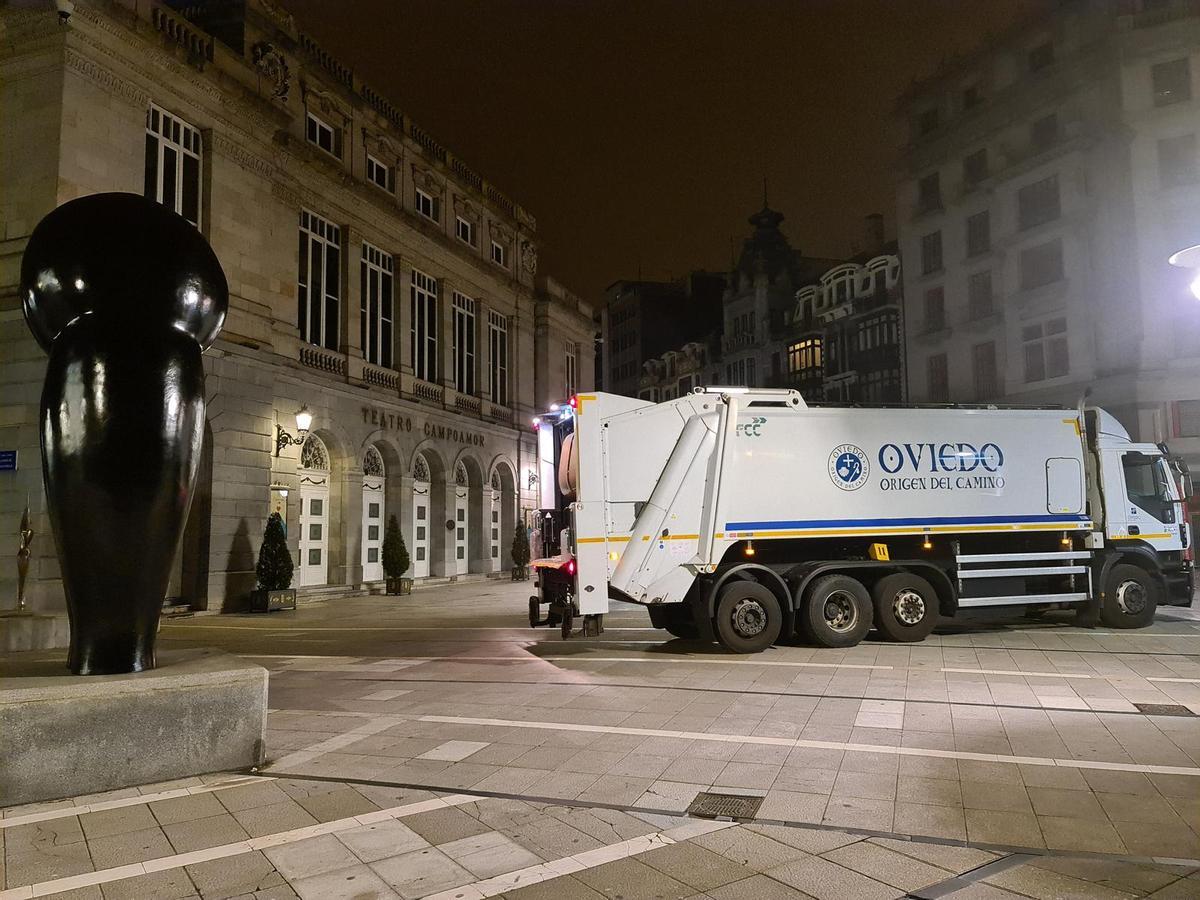 Un camión de la basura en Oviedo.