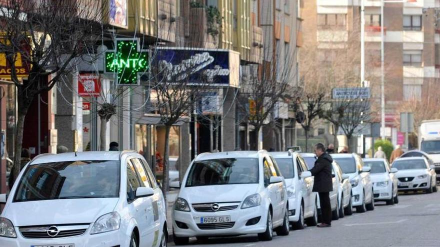 Taxis en una parada de la calle Manuel Llaneza de Mieres.