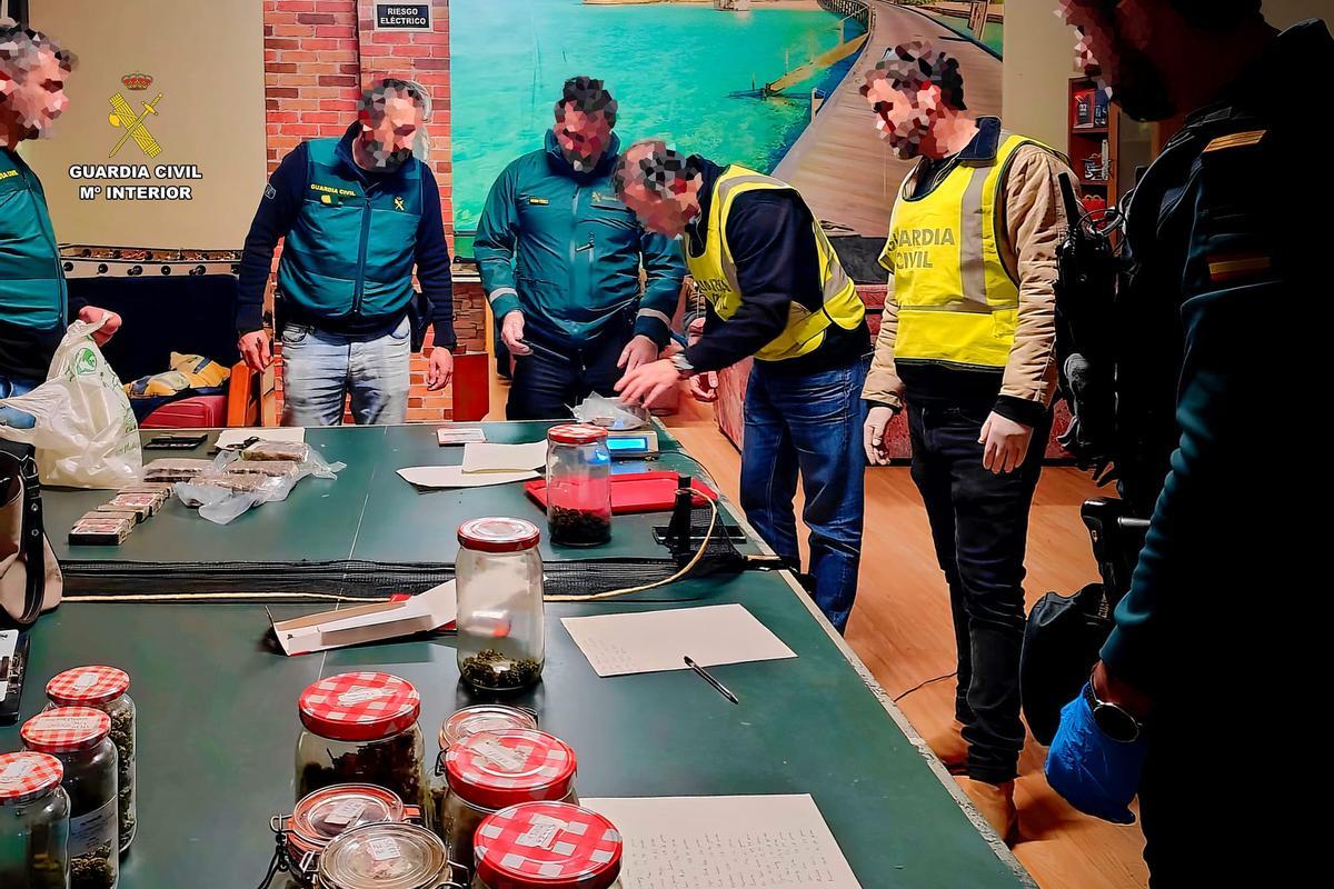 Un detenido al desactivar la Guardia Civil en O Temple un importante punto de venta de drogas que operaba en Cambre y A Barcala.