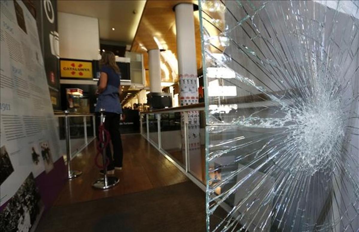 Porta principal de la seu de Blanquerna destrossada pels actes violents dels grups d’Aliança Nacional durant la Diada. JUAN MANUEL PRATS Porta principal de la seu de Blanquerna destrossada pels actes violents dels grups d’Aliança Nacional durant la Diada. JUAN MANUEL PRATS