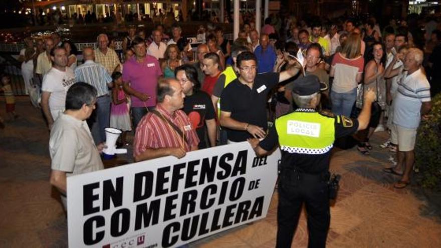 La manifestación salió desde la plaza de la Constitución y recorrió el paseo marítimo.