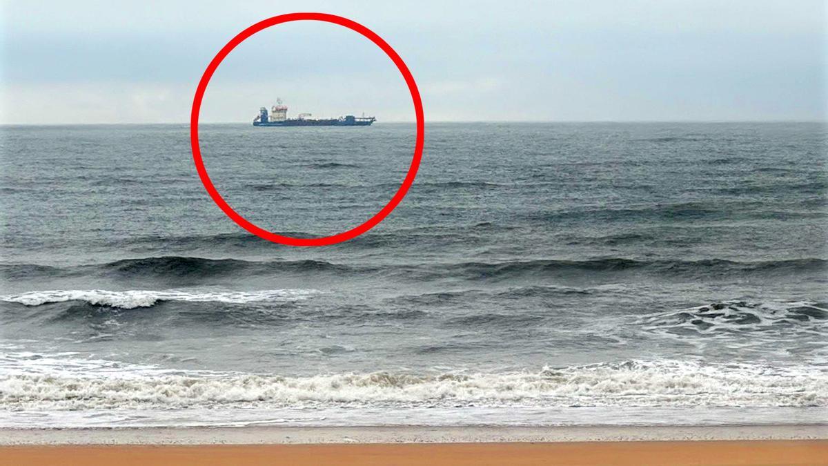 Draga extrayendo arena del banco frente a la playa de Punta Umbría.