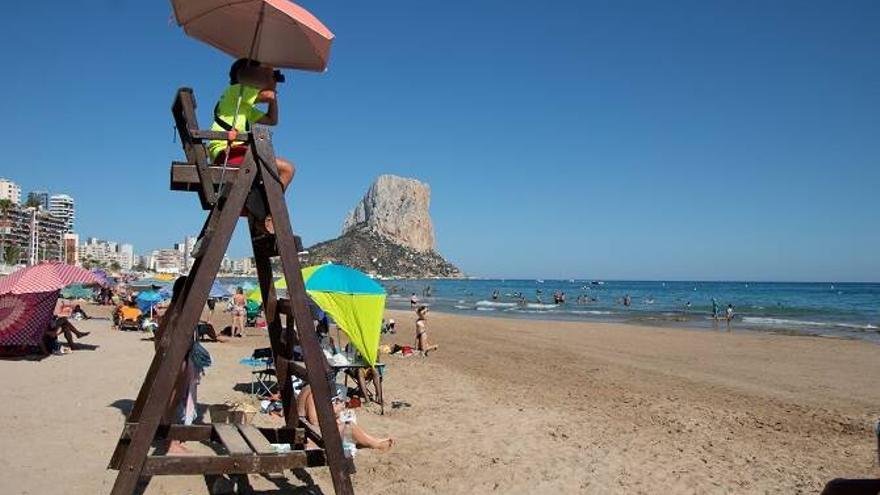 Un socorristas vigila desde una silla de proximidad de la playa del Arenal-Bol