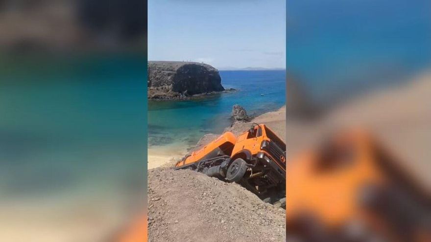 Así se cayó un camión de desatascos por una ladera de la playa de Papagayo en Lanzarote