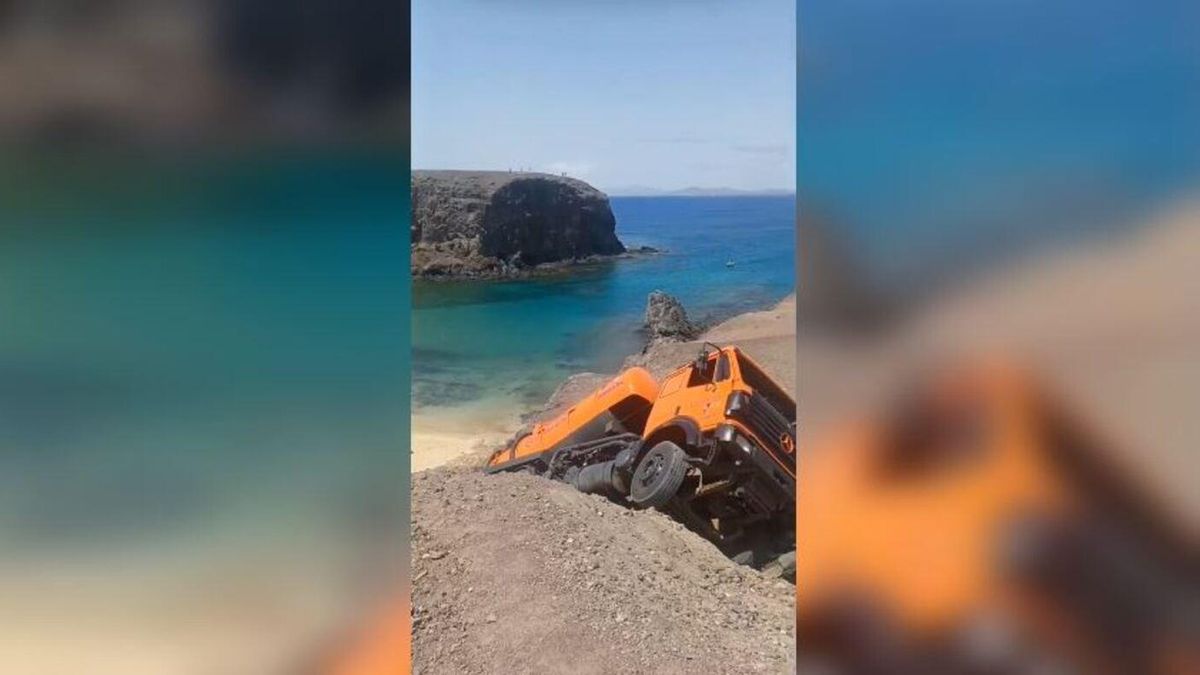 Así se cayó un camión de desatascos por una ladera de la playa de Papagayo en Lanzarote