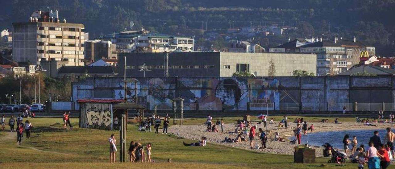 Gente en la playa urbana de Vilagarcía de Arousa, próxima al centro de la ciudad. // Iñaki Abella