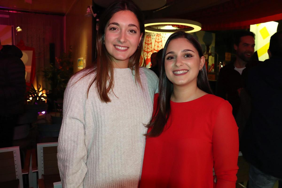 Ana Grau, con su hermana Andrea, corte de honor 2020 y 2021