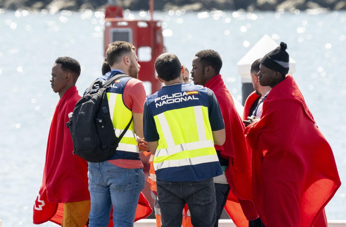 Salvamento Marítimo traslada a 37 migrantes a Puerto Naos, en Arrecife (Lanzarote)