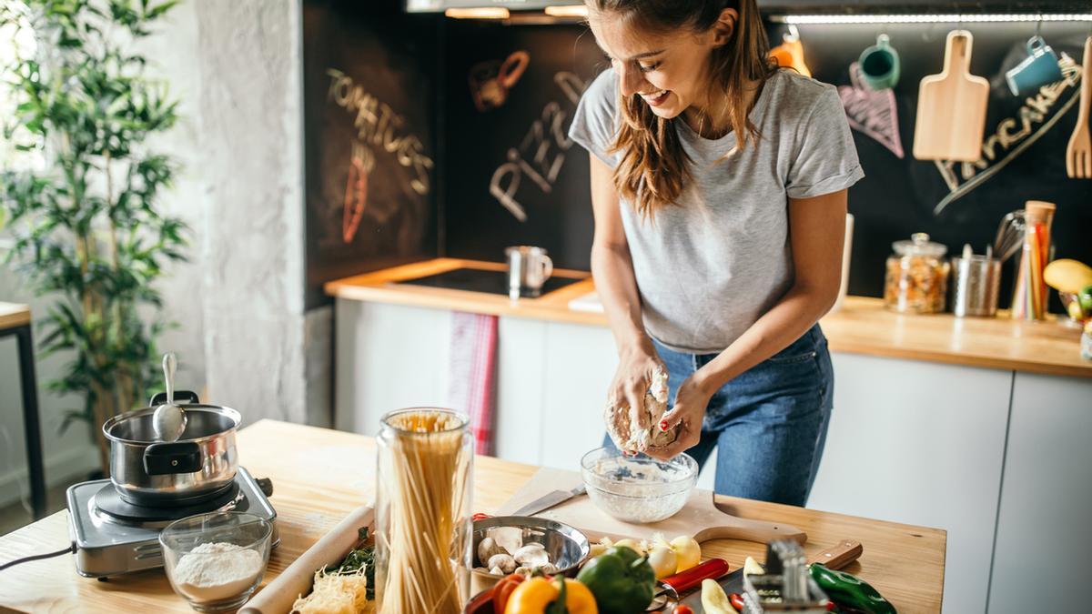 Chica cocinando