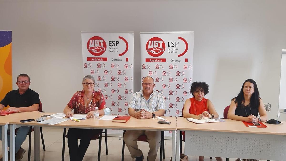 El secretario provincial de UGT, Manuel Jiménez, junto a representante de la Sección Sindical de Igualdad, Pilar Marín denuncian la situación de personal de las residencias de mayores de la Junta