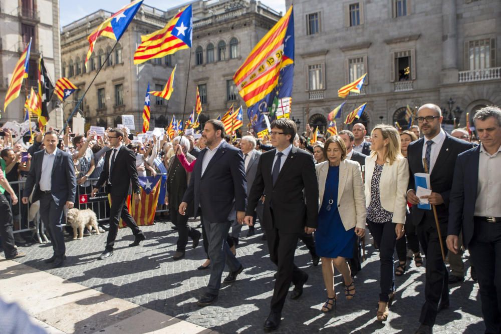 Puigdemont se reúne con los 700 alcaldes investigados