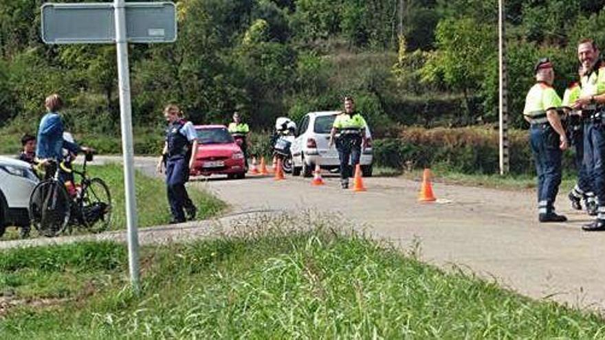 Els serveis d&#039;emergències, en el lloc l&#039;accident mortal d&#039;un cicilista a Santa Pau.