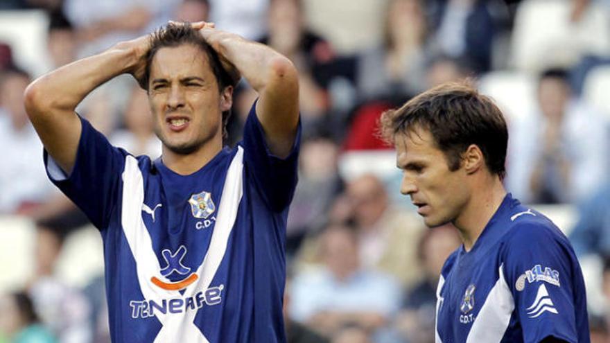 El defensa del CD Tenerife José Antonio Culebras (i) y un compañero tristes tras perder contra el Valencia CF por 1-0 y descender a Segunda División, durante el partido correspondiente a la jornada trigésimo octava de la Liga de Primera División que se disputa en el estadio de Mestalla.