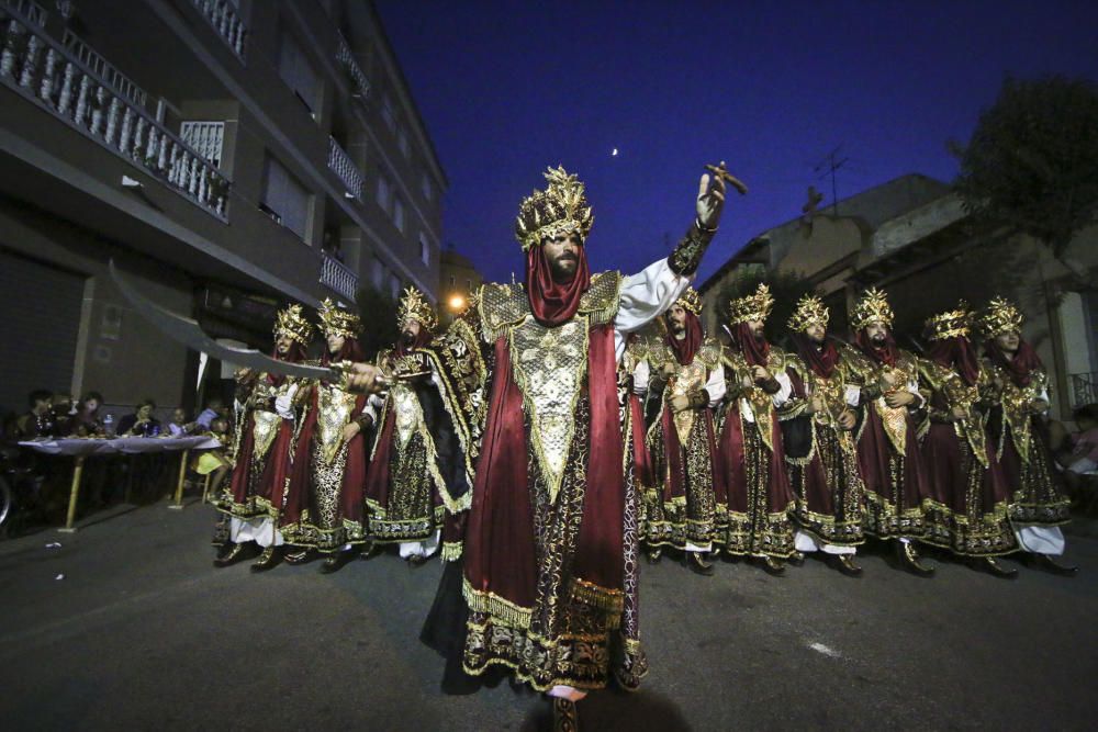 Diferentes imágenes del desfile de la Entrada Mora de Almoradí.