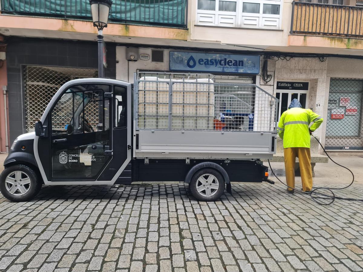 Novo vehículo adaptado para facer baldeos de rúas e mobiliario.