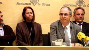 Albert Ballesta, dimitido alcalde de Girona, y Marta Madrenas, que lo sustituirá en el cargo, en la rueda de prensa que ha ofrecido el primero este martes.