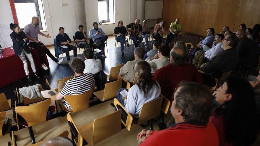 Un momento de la asamblea de ayer en el centro municipal de El Coto, con los miembros del consejo ciudadano de Podemos Gijón dirigiéndose a los asistentes.