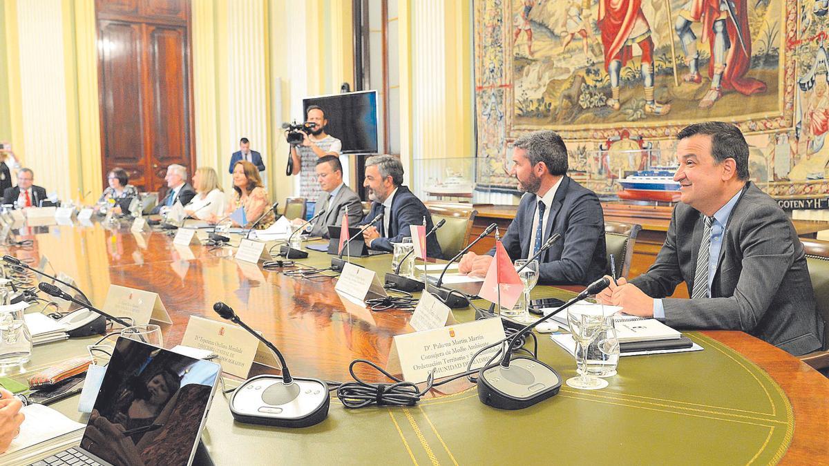 Ministerio y comunidades, reunidos ayer en Madrid. El consejero Antonio Luengo, segundo por la derecha.