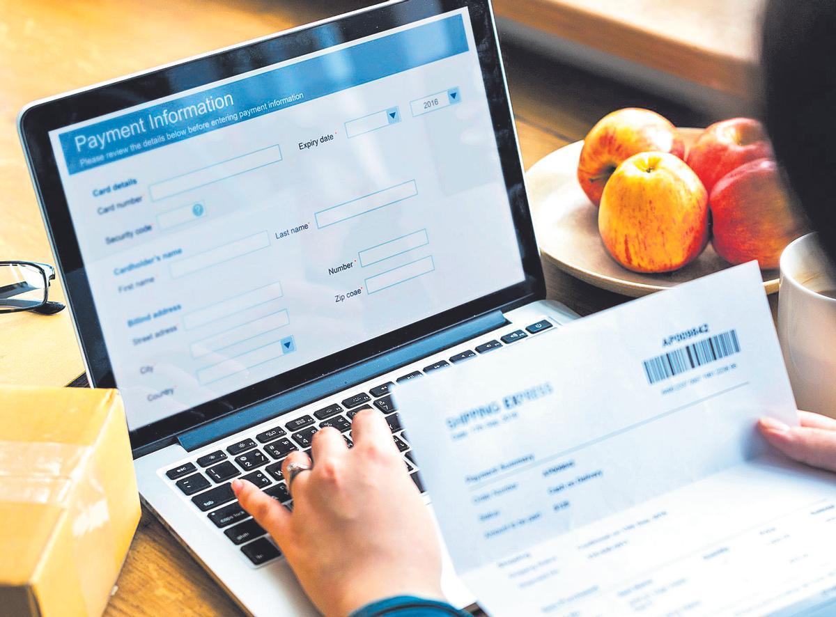 Una mujer realiza  la facturación de su negocio con un programa electrónico.