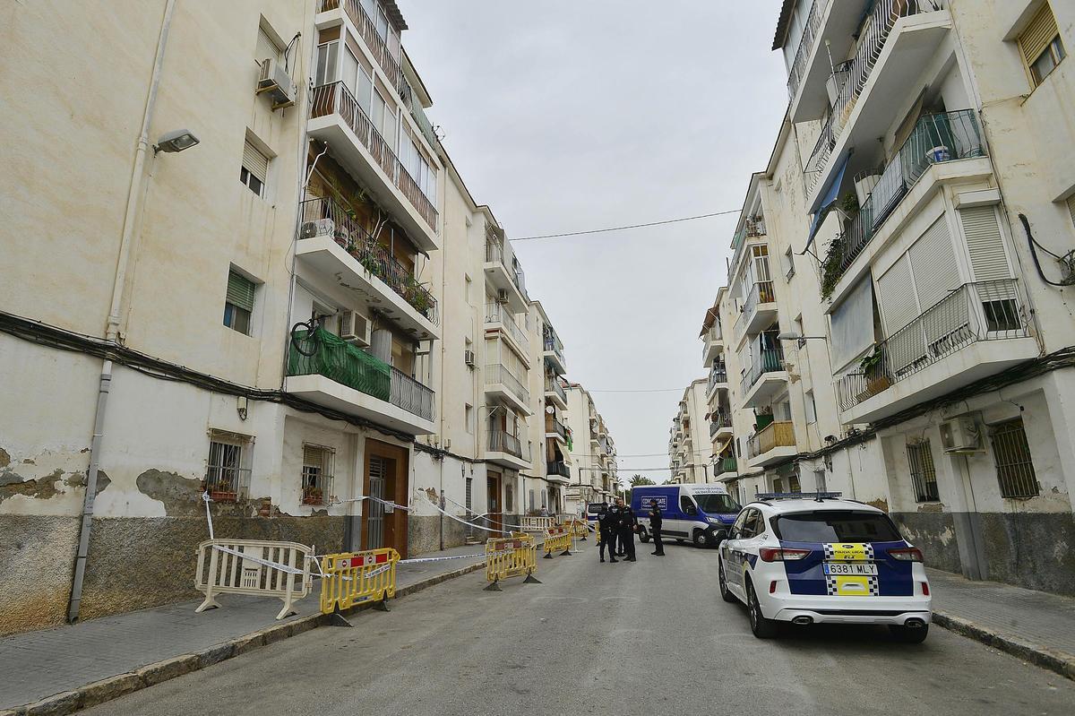 La calle vacía tras las desalojos en Elche el pasado viernes en el barrio de San Antón