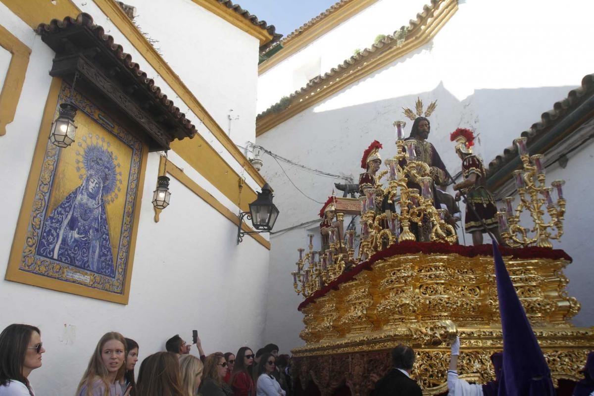 La cofradía de la Sangre enseña su caminar clásico