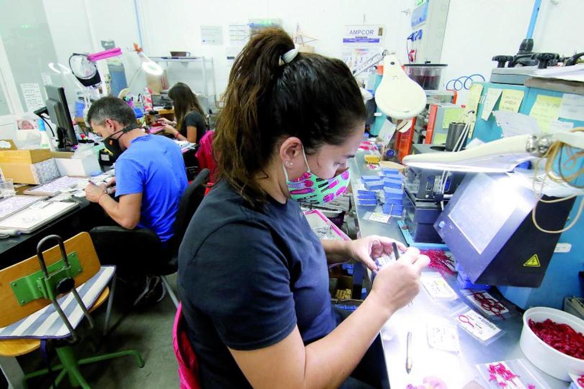 EL ALUMNADO APRENDE A DOMINAR LAS DISTINTAS TÉCNICAS USADAS TRADICIONALMENTE POR LOS PLATEROS.