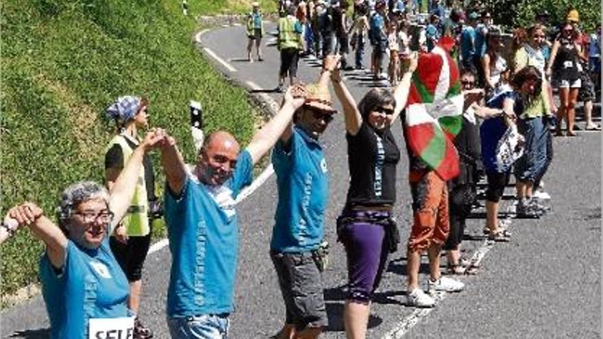 La cadena humana que unia Pamplona i Durango va aplegar, segons l&#039;organització, unes 150.000 persones.