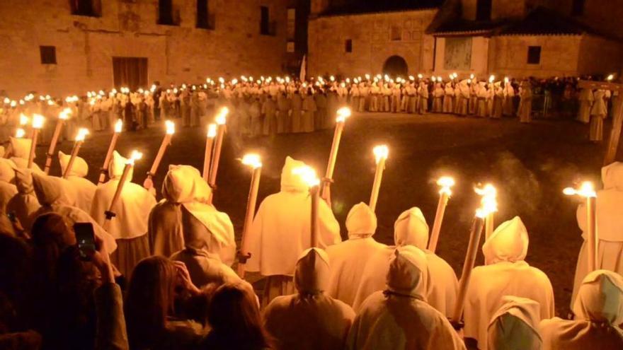 Canto del "Oh, Jerusalem" por los hermanos de la Buena Muerte en la plaza de Santa Lucía