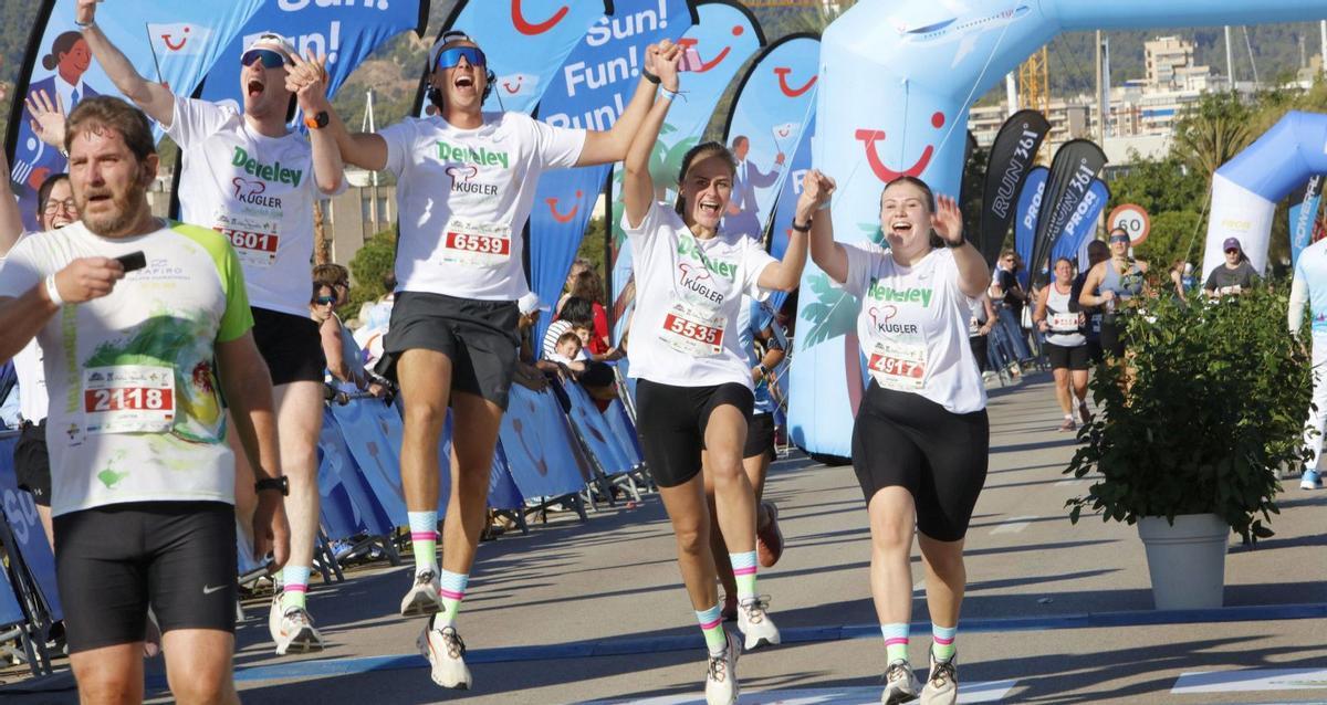 Eine überglückliche Teilnehmer-Gruppe beim Zieleinlauf in Palma.