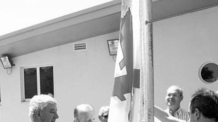 Los alcaldes de los dos concejos izan la bandera de la Mancomunidad.