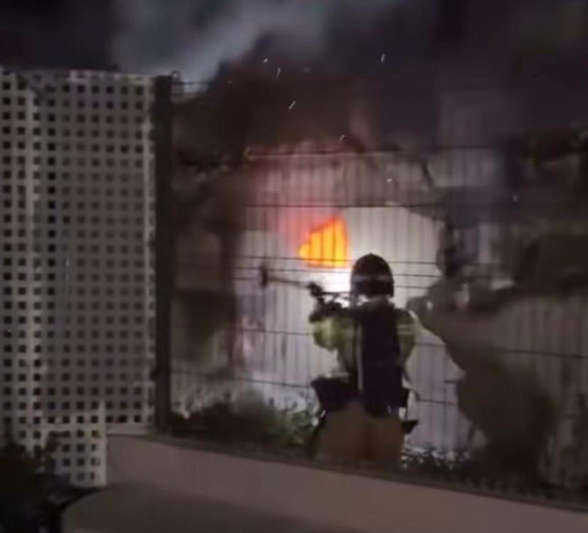 Un bombero trabaja en las labores de extinción del fuego