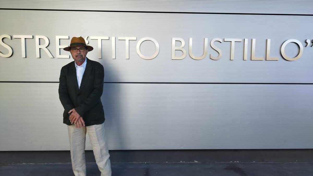 Jesús Jordá junto al Centro de Arte Rupestre "Tito Bustillo".