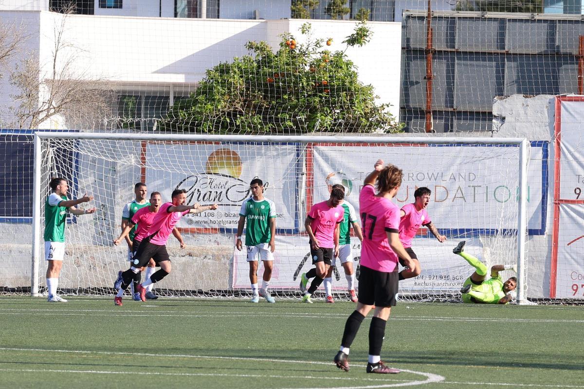 Encuentro entre la UD Ibiza B y el Luchador en la primera eliminatoria pitiusa por el 'play-off' de ascenso a Tercera RFEF.