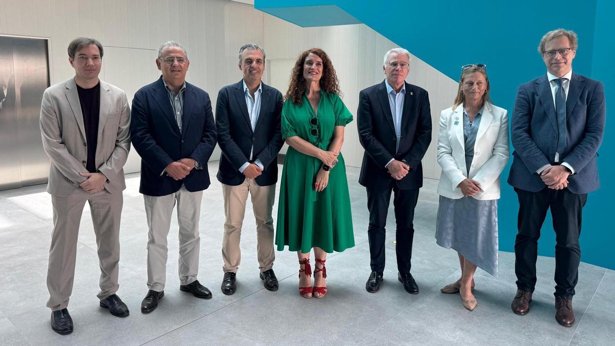 Antoni Vera y Eva Ortega, junto con otros representantes vinculados a la investigación marina, visitan las instalaciones del nuevo edificio del SOCIB