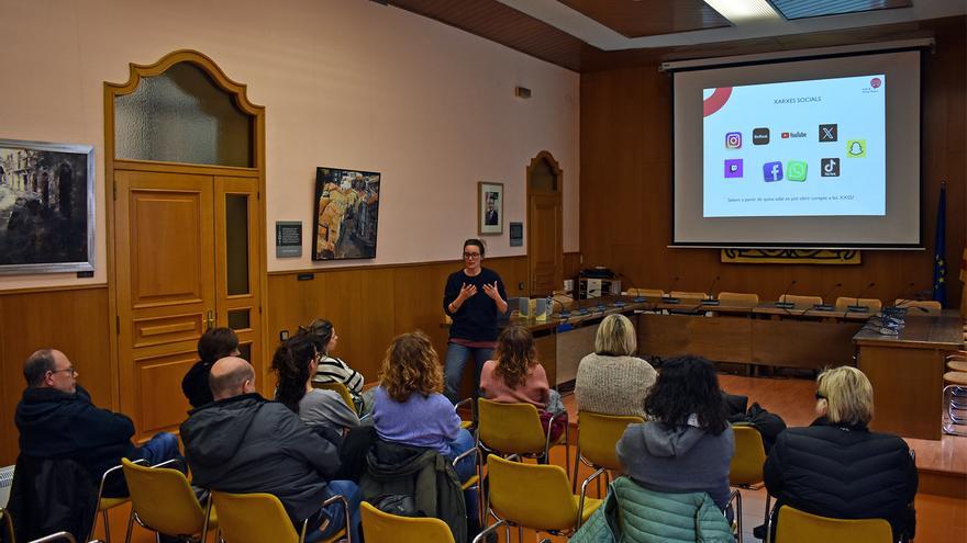 Súria realitza la primera part del taller sobre l’ús positiu dels mòbils