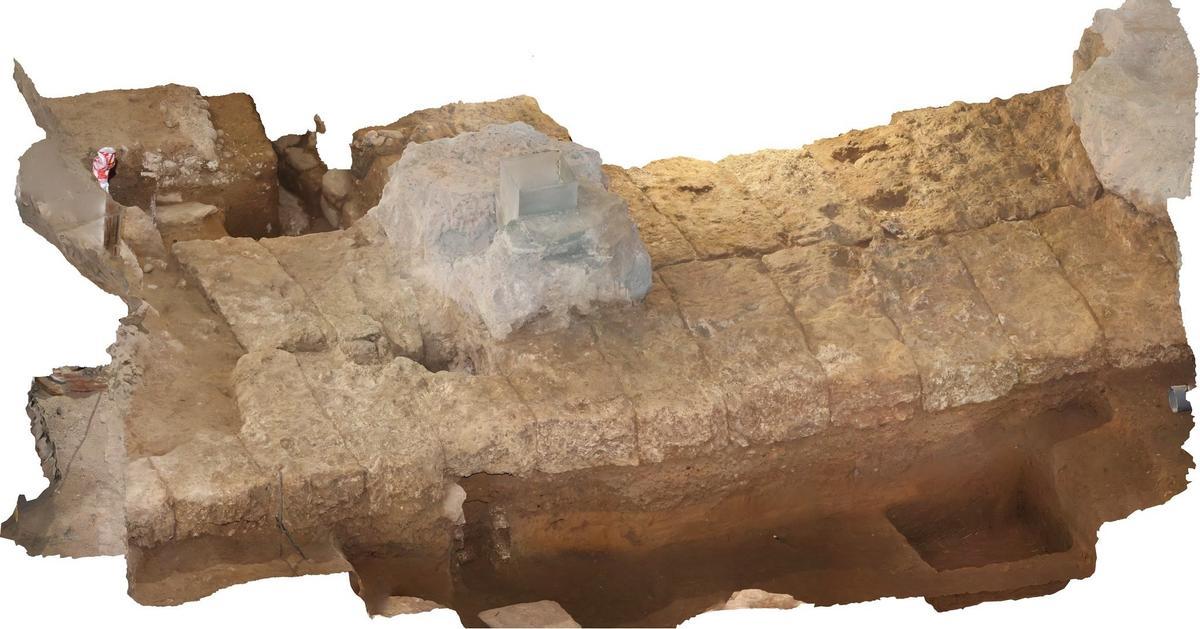 Sección de la muralla romana recuperada en la calle Avellanas