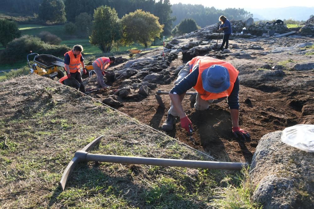 El yacimiento de Elviña tiene avanzados los trabajos anteriores a la restauración de estructuras que concluirá en febrero, previa a los informes técnicos para su apertura al público.