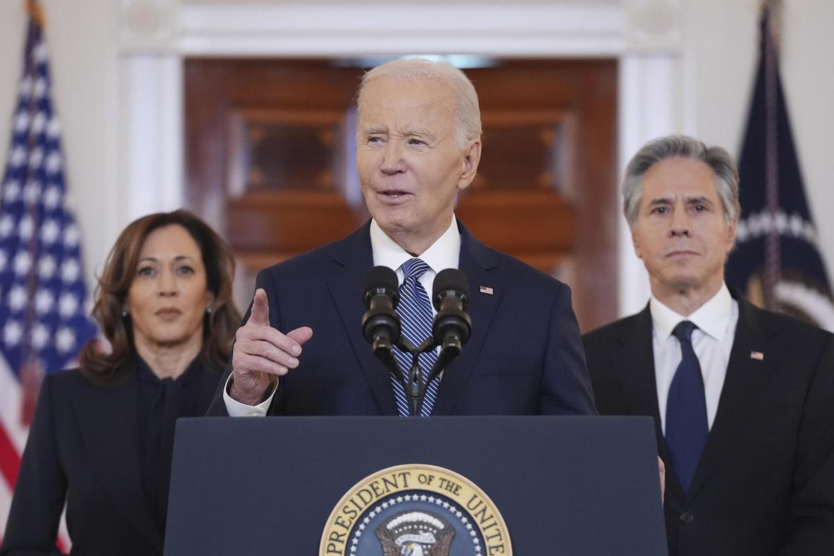 El presidente de EEUU, Joe Biden, flanqueado por su vicepresidenta, Kamala Harris, y el secretario de Estado, Antony Blinken, este miércoles en la Casa Blanca.